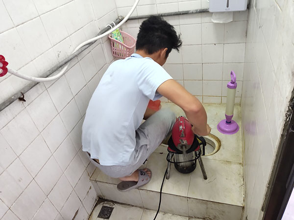 洪梅镇管道堵塞冒臭气 专业师傅现场解决问题