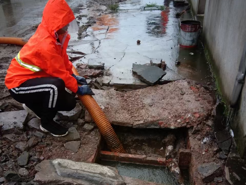 洪梅镇专业清理污水池 炜誉市政以规范流程守护城市 “肠道”